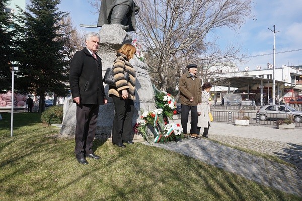 Областният управител на област Хасково Катя Панева почете паметта на Капитан Петко войвода