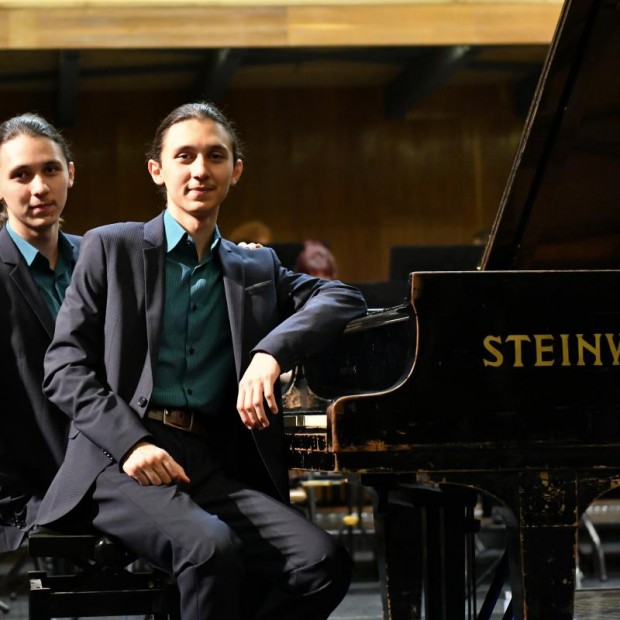 Именитите пианисти Хасан и Ибрахим Игнатови свирят на бургаска сцена на 10 февруари