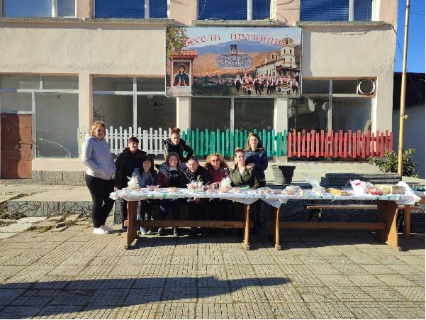 Обединената кукерска група на кв. "Ораново" дари средства за благотворителния базар в село Полена