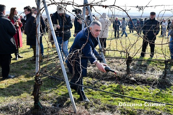 Стефан Радев пожела благодатна година за лозарите и винопроизводителите