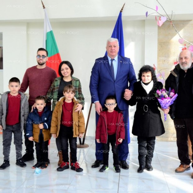 Кметът на Пловдив Здравко Димитров направи жест към три двойки на 14 февруари