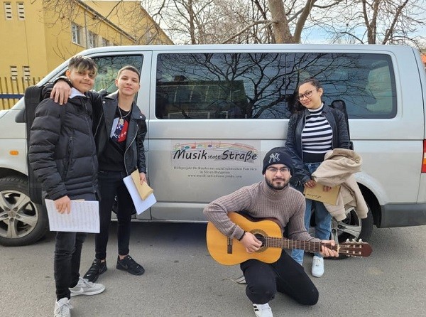 Четири деца от ромския квартал в Сливен свирят в Парижката филхармония през февруари