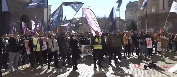 Пожарникари и спасители протестират в столицата