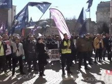 Пожарникари и спасители протестират в столицата