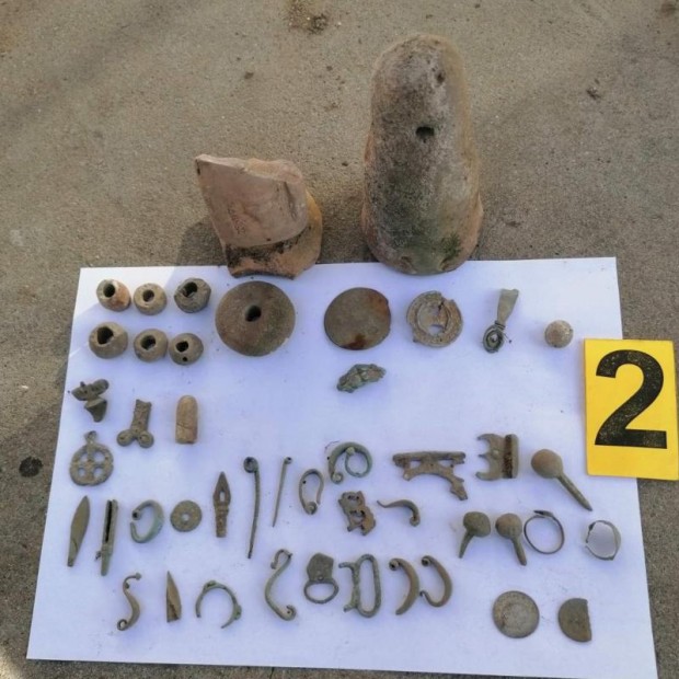 Гранични полицаи намериха укрити археологически ценности