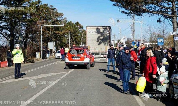 Аджерпрес: Украински бежанци бяха посрещнати с храна и вода на граничния пункт Сирет