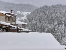 Снегът затвори пътя за Лилково, разчистват паднали клони във вилната зона на Марково