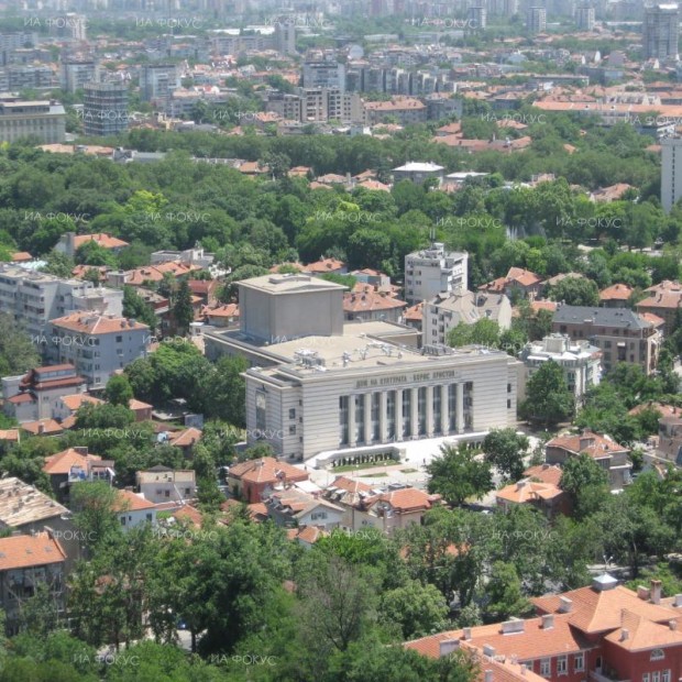 Домът на културата в Пловдив грейва в цветовете на дъгата за Деня на хората с редки болести