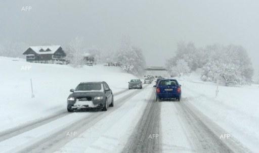 Временно се ограничава движението по път II-48 /Котленски проход/ за МПС над 12 тона поради силен снеговалеж