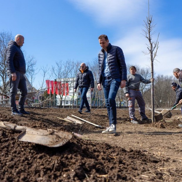 Продължава изграждането на още един нов парк в Ямбол