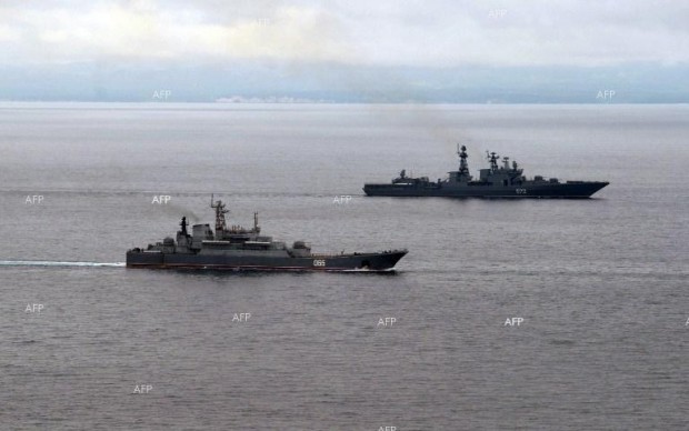 ВМС изпратиха вертолет и кораб със специална група на борда във връзка със сигналите за забелязани мини в Черно море