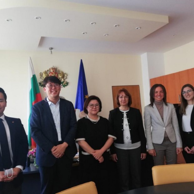 Кметът Галина Стоянова се срещна с партньори на Община Казанлък от Южна Корея по повод финалната фаза на проект за смарт градове