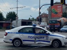 Лек автомобил удари полицейска кола в София