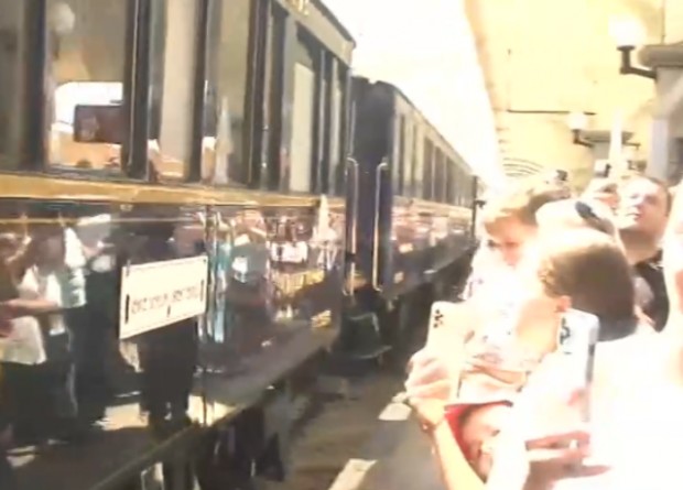 Легендарният влак Ориент Експрес пристигна на гарата в Русе към