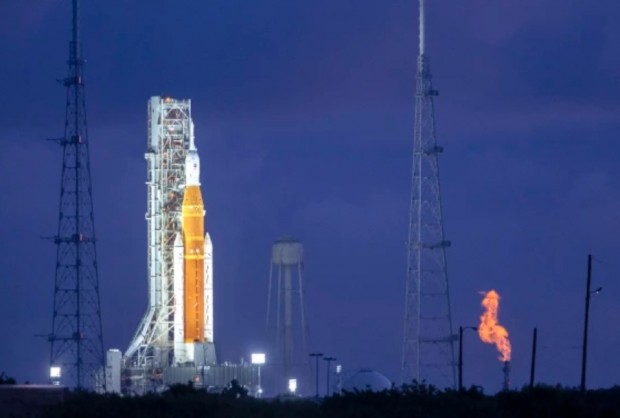 Ден след отложения старт на излитането на мегаракетата на НАСА
