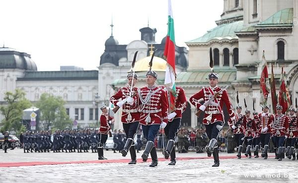 С демонстрации на военни способности Българската армия отбеляза своя празник