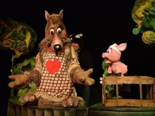 Държавен куклен театър - Сливен гостува в Смолян със спектакъла "Трите прасенца" на 28 май