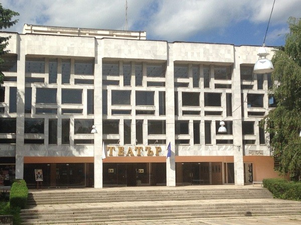 Общинският театър в Кюстендил възобновява дейността си с гостуващата постановка – "Жена без значение"