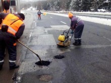 Продължава плановото изкърпване на уличната мрежа в Добрич