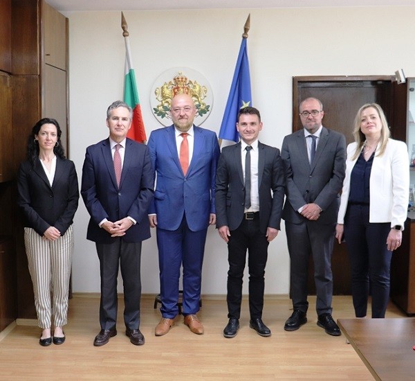 Испанският посланик се срещна с ръководството на Областна администрация – Русе, засилва се сътрудничеството в сферата на икономиката и образованието