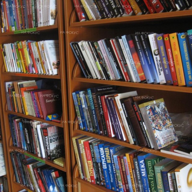 Регионална библиотека "Дора Габе" в Добрич получи дарение от Сдружение за градски читални