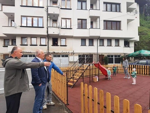 С помощта на община Смолян, инициативни граждани изградиха детска площадка