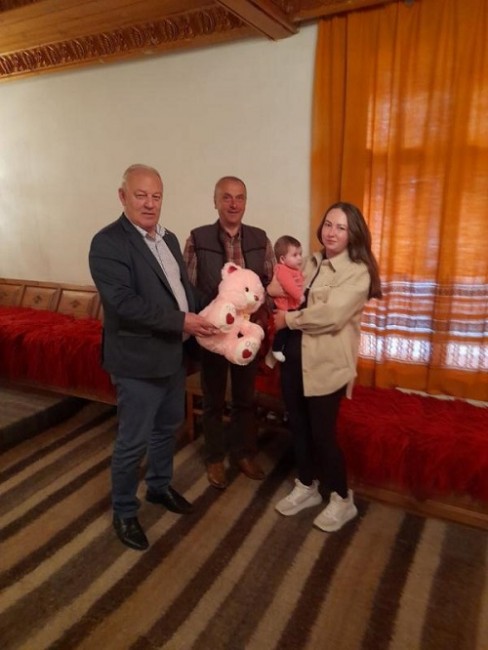 Кметовете на Смолян и Широка лъка подариха подаръци на новородените в селото
