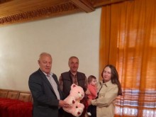 Кметовете на Смолян и Широка лъка подариха подаръци на новородените в селото