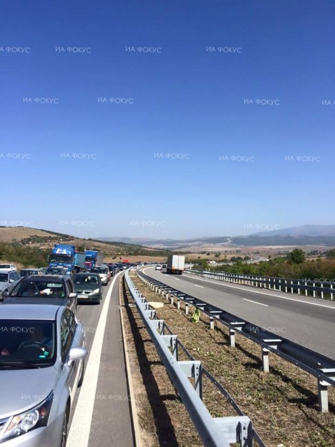 Временно е ограничено движението в активната и аварийната лента при км 5 на АМ "Струма" в посока София поради репатриране на аварирал тежкотоварен автомобил