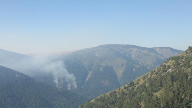 Няма опасност възникналият пожар в Рила планина да засегне Рилската света обител