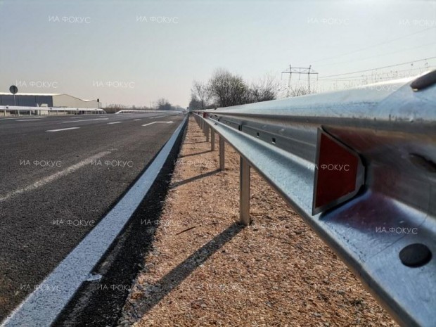 Движението при км 160 на АМ "Тракия" в посока Бургас и при км 163 в посока София се осъществява с повишено внимание поради ремонт на мантинели