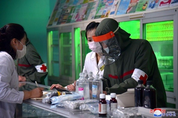 Властите в Северна Корея мобилизират все повече ресурси, за да се справят с разпространението на коронавируса в страната