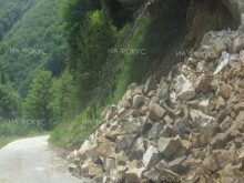 Паднали камъни затрудняват движението по пътя между селата Стойките и Михалково