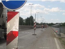 Движението в участъка от ГКПП "Гюешево" до Цървеняно се осъществява с повишено внимание поради полагане на хоризонтална маркировка