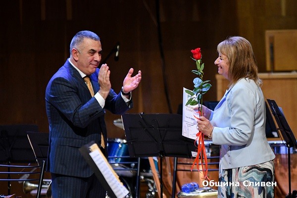 На тържествен концерт бяха наградени с почетни отличия учители от община Сливен
