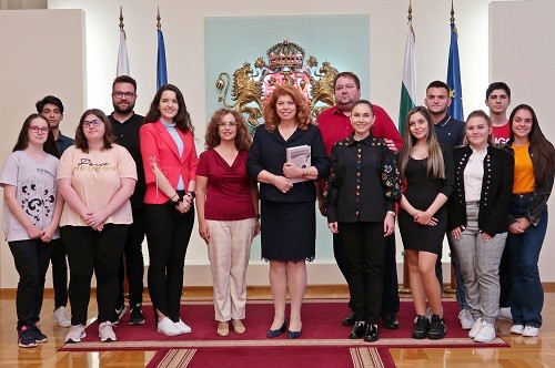 За качеството на публичната реч разговаря вицепрезидентът Йотова със студенти българисти и ученици