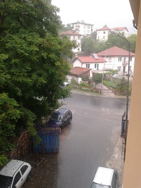 200 кв. м търговски площи са били наводнени от проливен дъжд в Девин
