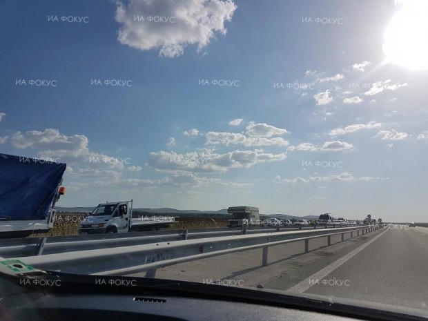 Движението при км 45 на АМ "Тракия" в посока София се осъществява в активната лента поради ПТП
