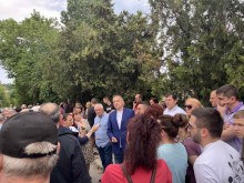 За повече от час десетки живеещи и работещи в кк "Чайка" и Ален мак днес в 11 ч затвориха пътя Варна - Златни пясъци