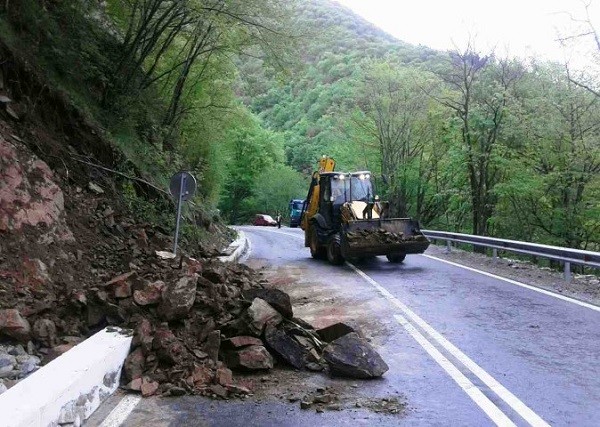 Движение с повишено внимание по път І-8 Костенец - Белово от км 153 до км 154 поради паднали камъни на пътното платно