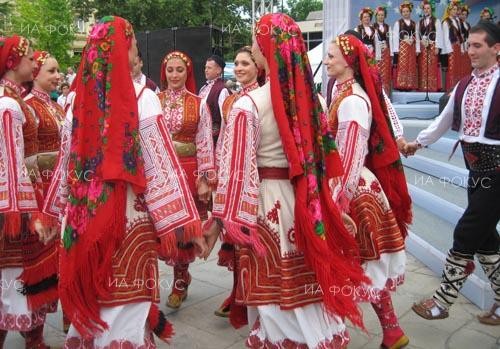 Хиляди хора пяха и танцуваха с ансамбъл "Българе" и Петя Панева в Ямбол