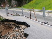Областният управител на Смолян настоява за спешно укрепване на компрометираните пътни участъци по пътя Стойките – Девин