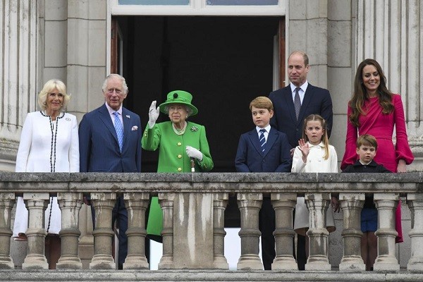Кралица Елизабет Втора зае второ място в класацията на най-дълго управлявалите монарси в историята