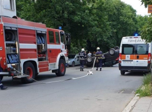 Лек автомобил се е преобърнал на централната улица "Цар Освободител" в Кюстендил