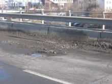 Ремонт на асфалтовата настилка се извършва в участък от пътя Бургас – Царево
