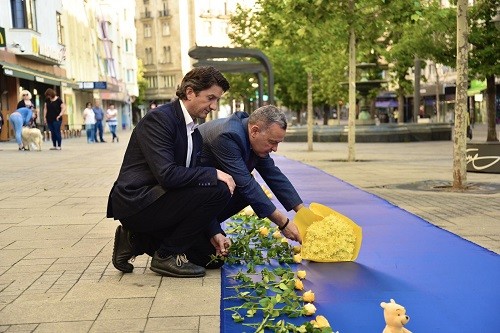 100-метрово синьо платно с жълти рози и играчки е поставено на пл."Славейков" като символ на съпричастността към украинските граждани