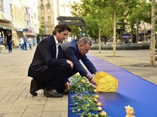 100-метрово синьо платно с жълти рози и играчки е поставено на пл."Славейков" като символ на съпричастността към украинските граждани