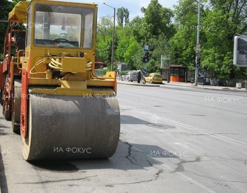 Ремонт на пътна настилка се извършва в района на жилищните комплекси "Йовково" и "Балик" в Добрич