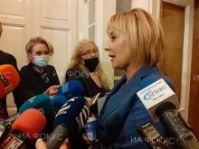 Мая Манолова: Купуването на депутати от ПП да стане в мола