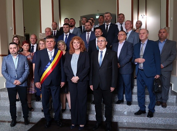 Вицепрезидентът Илияна Йотова беше удостоена със званието "почетен гражданин" на румънската община Винга